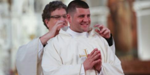 cuando muere la madre de un sacerdote